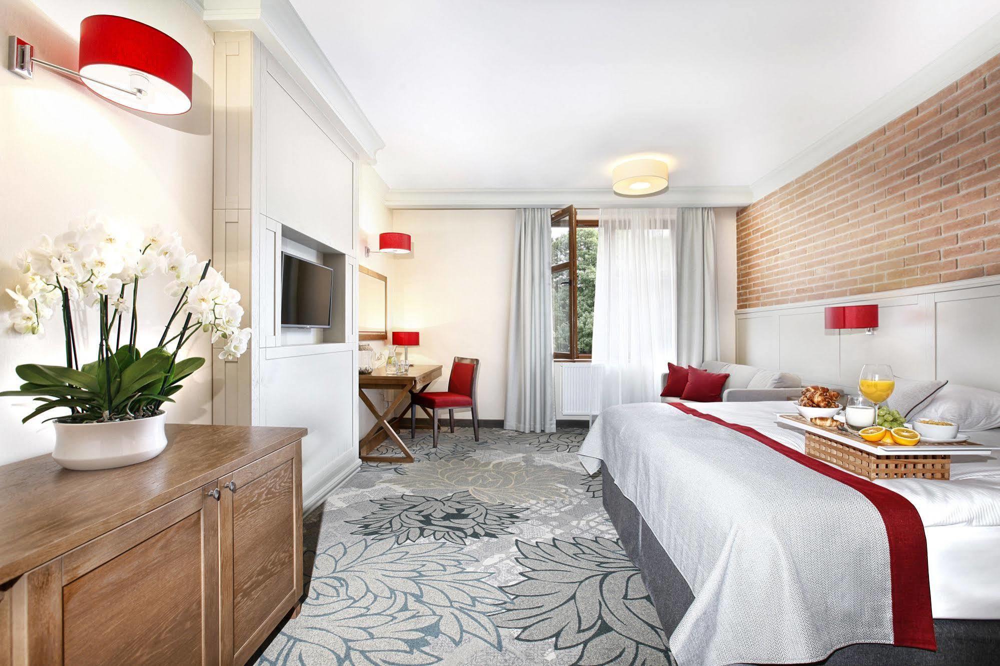 Hotel Aubrecht Country Spa Resort Przechlewo Bagian luar foto